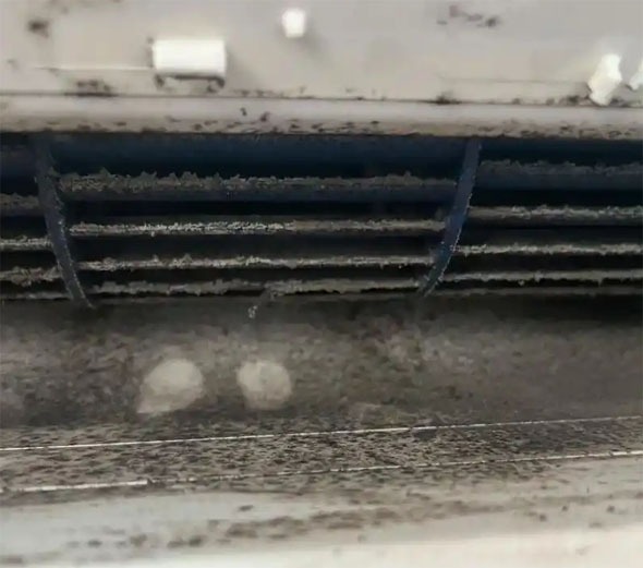 四会空调吹的风有股烧焦味是怎么回事